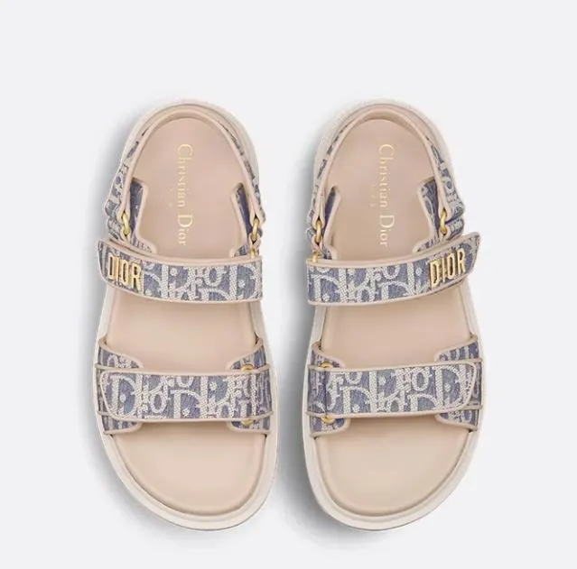 👟👟Ex-factory price 500👟👟 These Dioract sandals are carefully made of blue plaid jacquard fabric and other materials, decorated with off-white raffia Oblique print, fashionable and modern. The insole is made of lightweight and comfortable leather that fits the shape of the foot, and is equipped with a Velcro strap. The upper strap is embellished with a gold-finished metal Dior logo, which is more refined. Can be matched with various styles to show modern style. . Help surface material: fabric. Dior signature in gold-finish metal. 2 adjustable Velcro straps. Leather insole that fits the shape of the foot, soft and lightweight texture, EVA notch sole decorated with Christian Dior's lucky star symbol Made in Italy Code number: 35--42 (41 42 customized, non-refundable)
